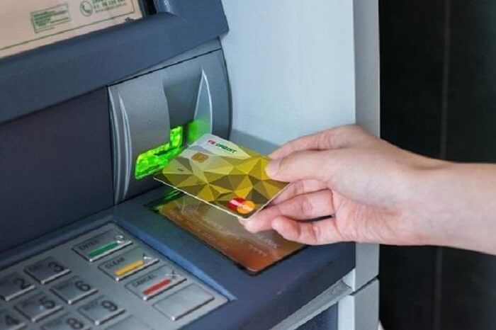 Bạn có thể thoải mái rút tiền tại các cây ATM của các ngân hàng VPbank đã liên kết